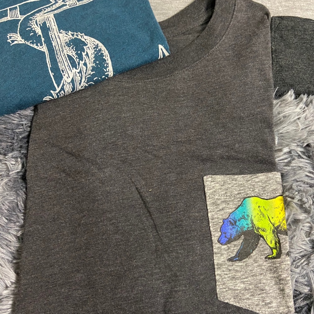BUNDLE — 3 T-SHiRTS - Picture 6 of 8